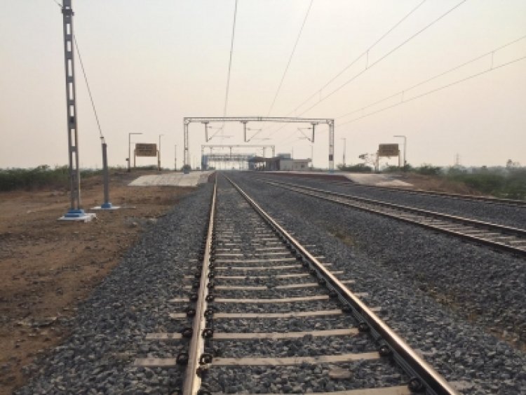 भारतीय रेलवे से 2025-26 में 741 करोड़ यात्रियों ने किया सफर, 99.6 प्रतिशत हिस्से का विद्युतीकरण पूरा